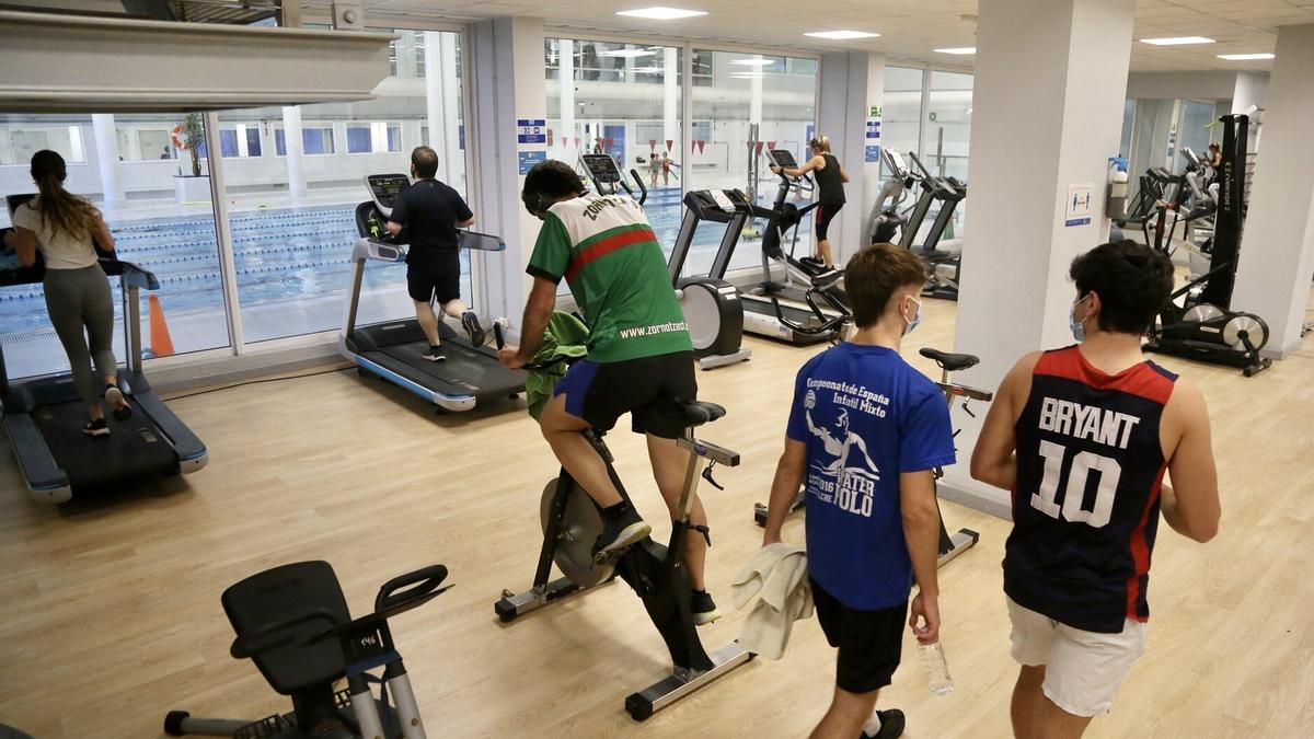 Jóvenes practican deporte en el polideportivo de Benta Berri