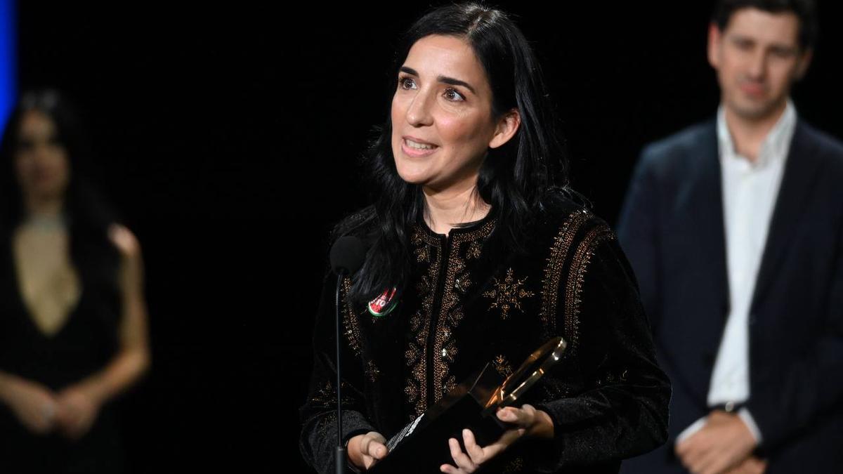 Alauda Ruiz de Azúa con la Concha de Oro del Zinemaldia.