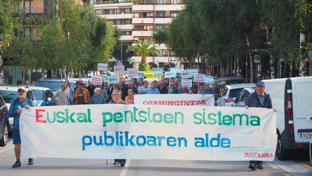 Marcha por las calles de Elgoibar convocada por la asocación de jubilados y pensionistas Duintasuna.