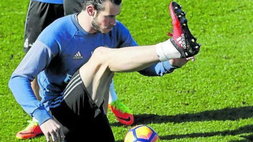 Bale, durante el entrenamiento de ayer con sus compañeros.