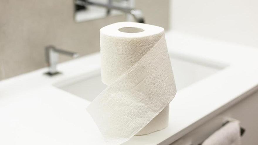El error más común al limpiar el baño que empeora la higiene sin que lo sepas