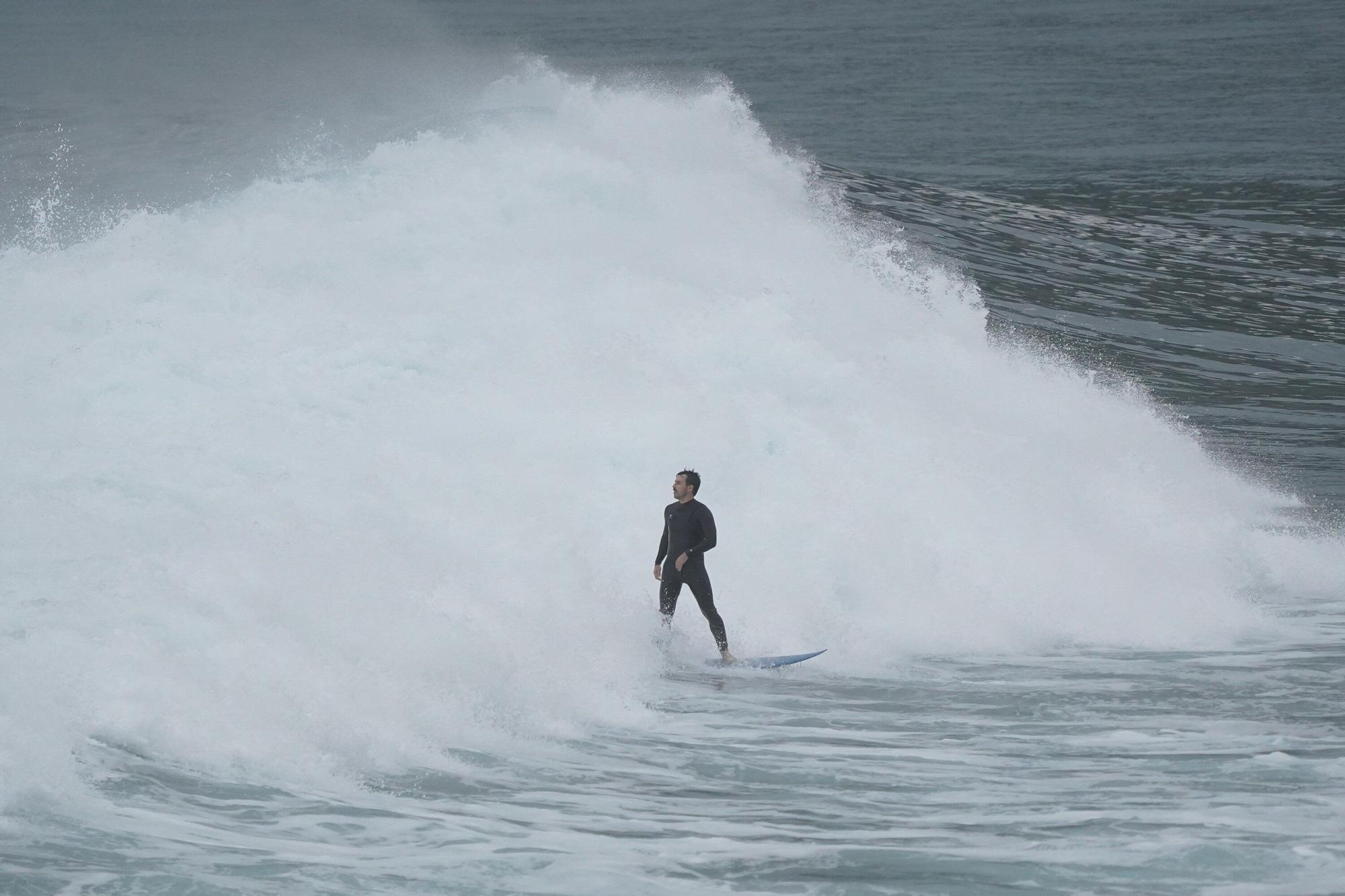 En imágenes: "La comunidad del surf está como loca, suele haber pocos días al año con olas como estas"
