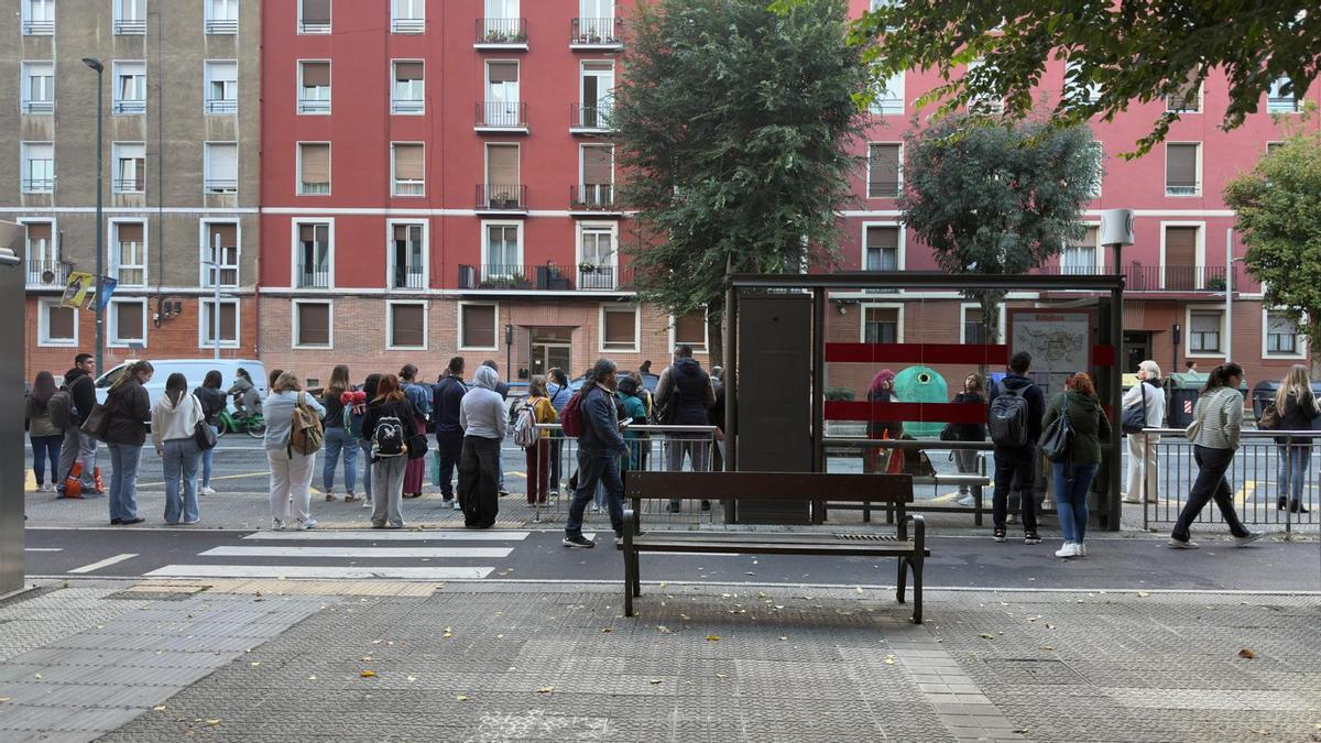 Usuarios de metro esperan en una parada de Bilbobus debido a la avería