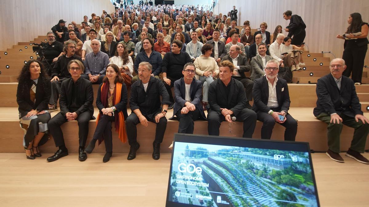 Cocineros y representantes de empresas en el acto de esta mañana
