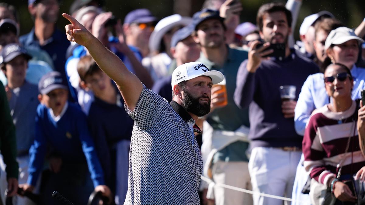 Jon Rahm señala el vuelo de la bola tras un mal golpe ayer en el Club de Campo.