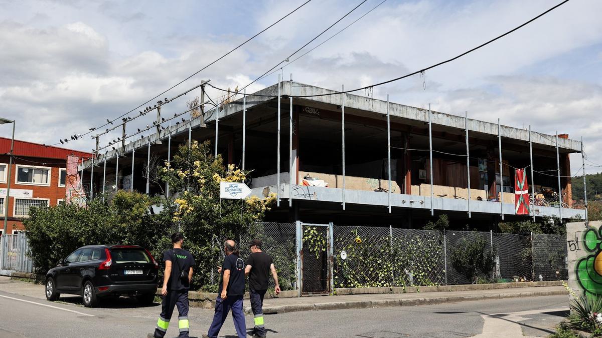 Un pabellón de Zorrotzaurre donde pernoctan personas sin hogar.