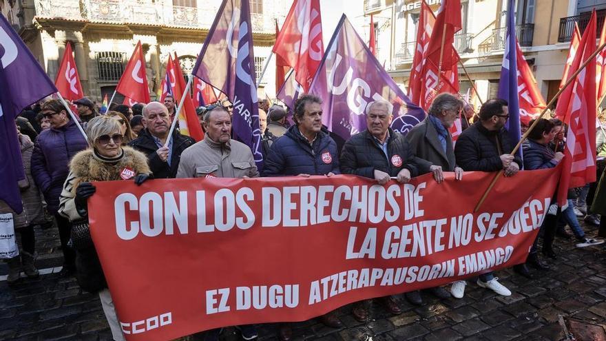 UGT y CCOO reclaman en Pamplona que &quot;no se juegue con los derechos de la gente&quot; tras el rechazo del decreto &#039;ómnibus&#039;