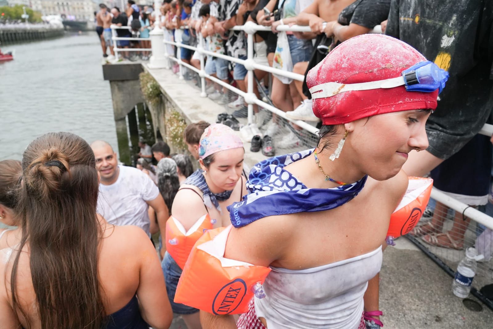 En imágenes: chapuzón en la ría de Bilbao tras el txupin