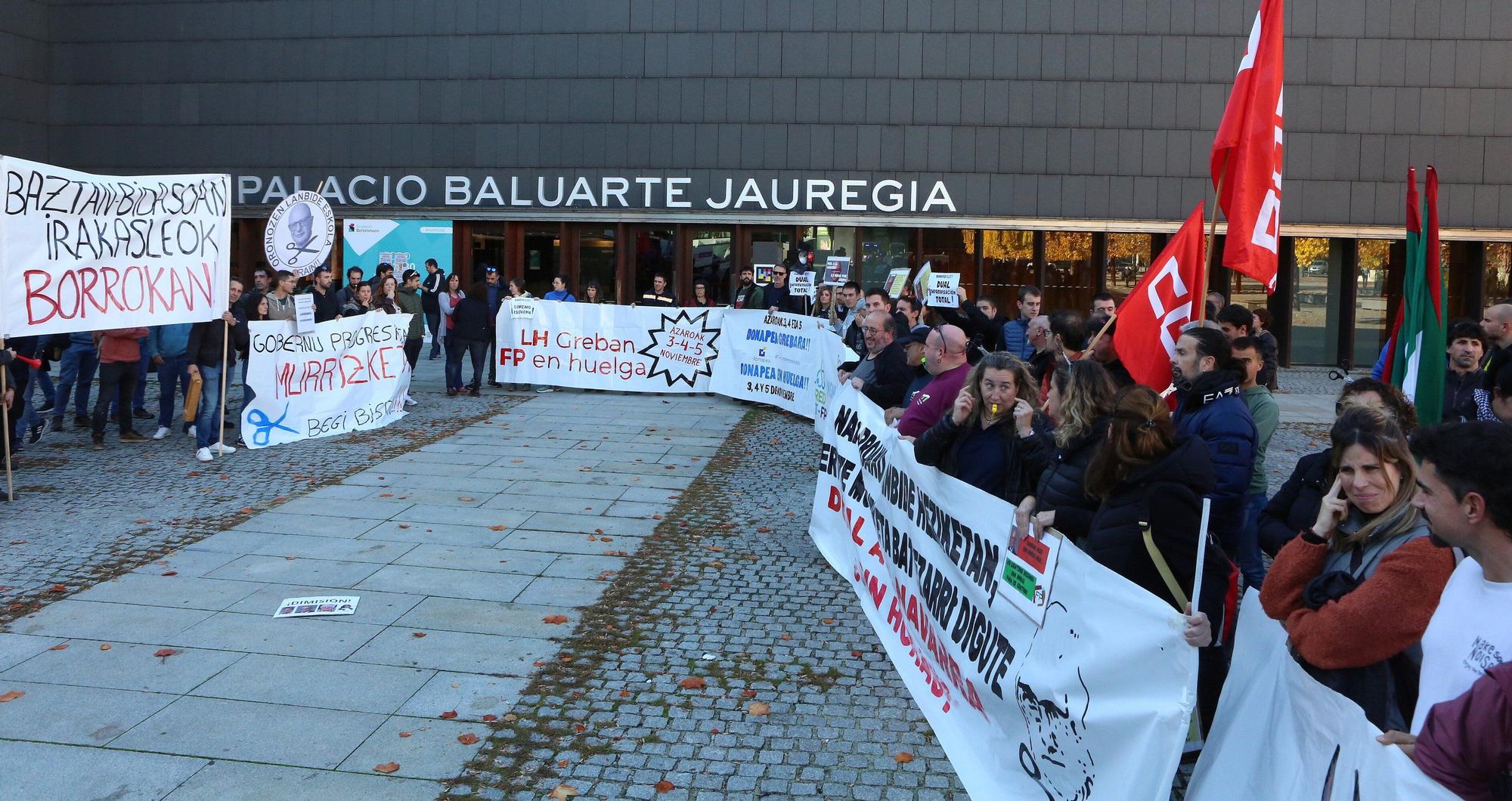 FOTOS | Momentos de tensión en la concentración de docentes de FP ante el Foro del Baluarte