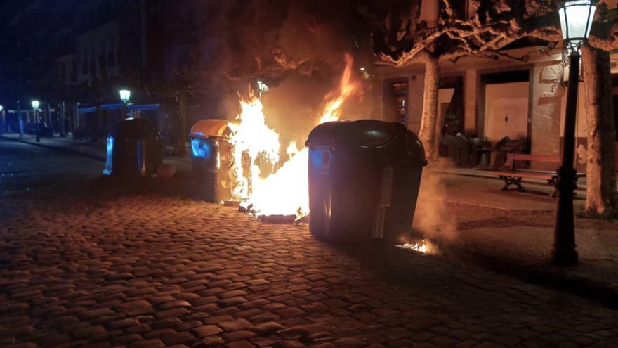 Calcinados 13 contenedores por el fuego en Azkoitia en una noche marcada por el vandalismo