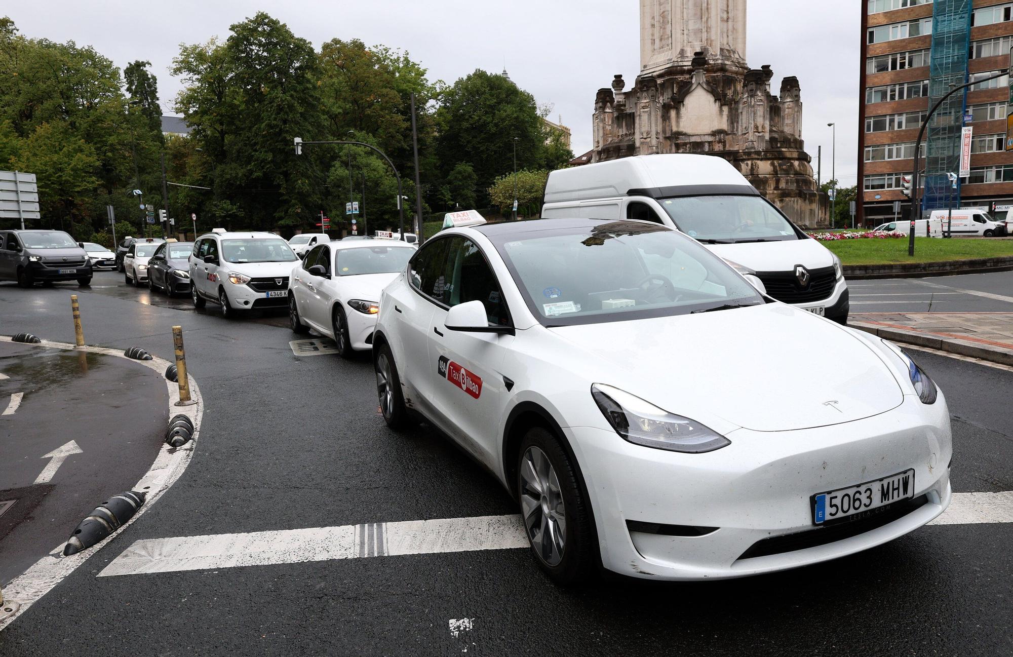 En imágenes: Taxistas reclaman en Bilbao inspecciones a Uber y Cabify