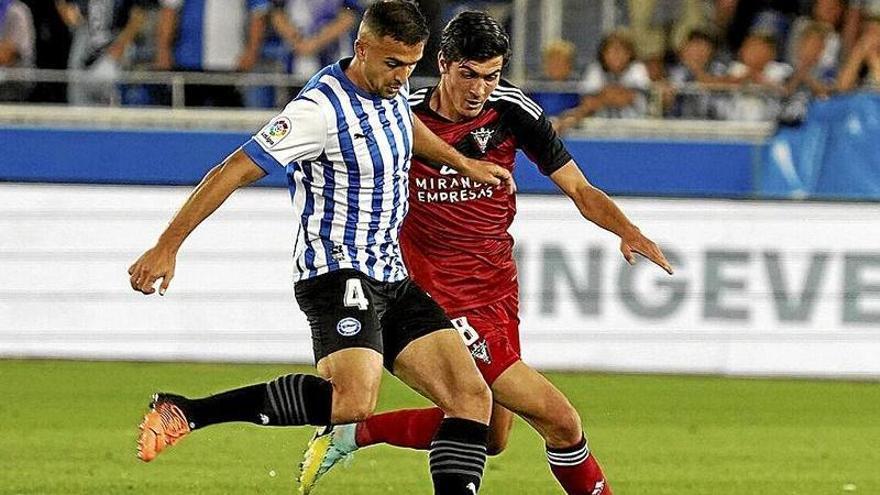 Sedlar disputa un balón durante el último partido entre el Alavés y el Mirandés.