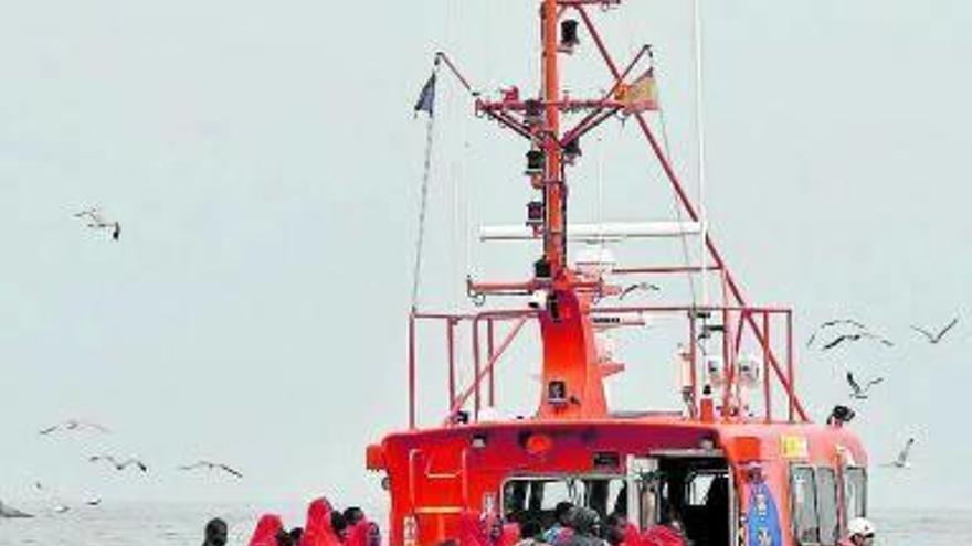 Rescatadas cuatro personas de una  patera que deja más de 40 posibles desaparecidos
