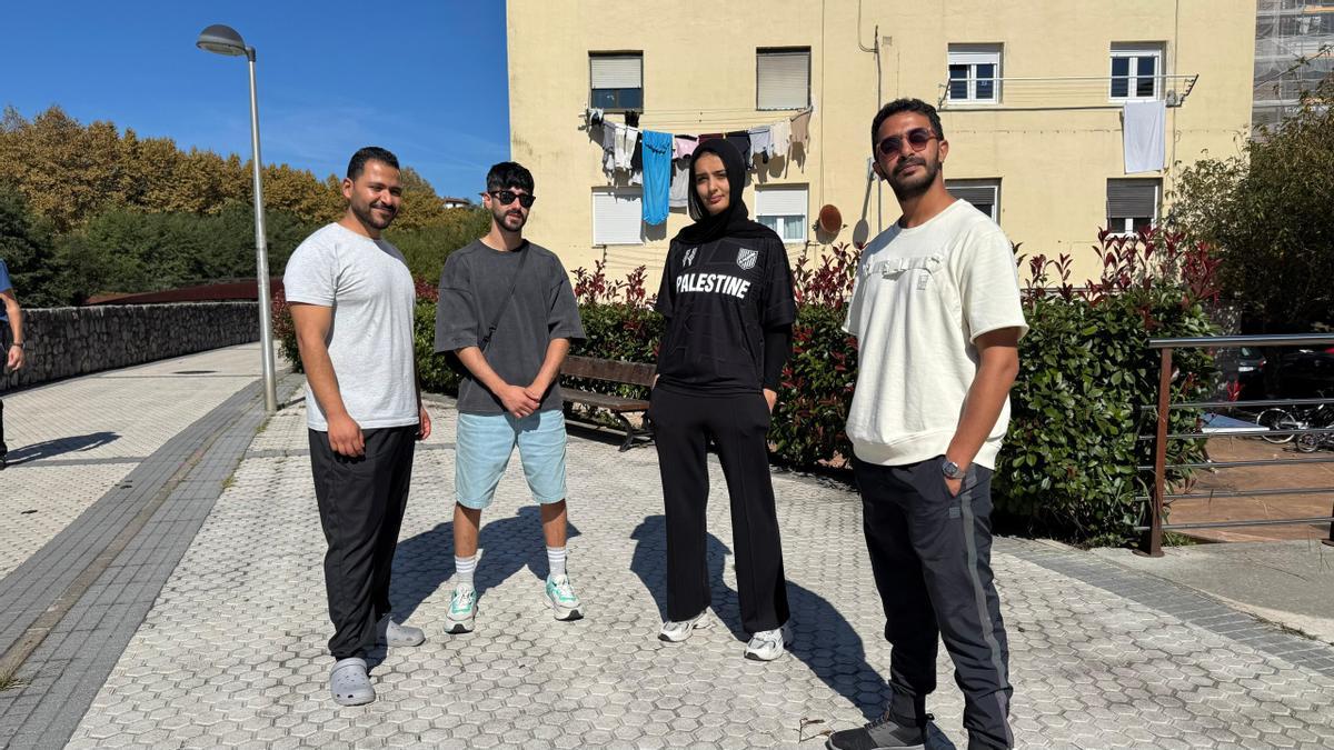 Los jóvenes posando en Martutene junto a Rahat Shamali, vocalista del grupo palestino Sol Band.
