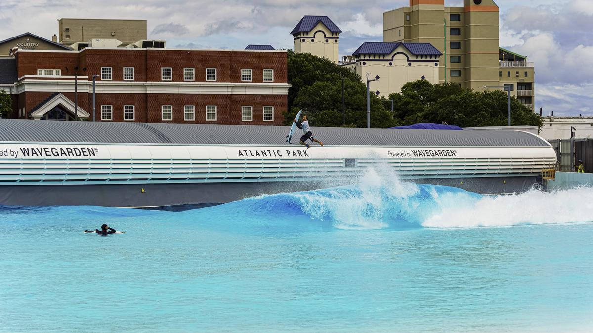 El surfista Jacob Szekley prueba una acrobacia aérea en &#039;Atlantic Park&#039;