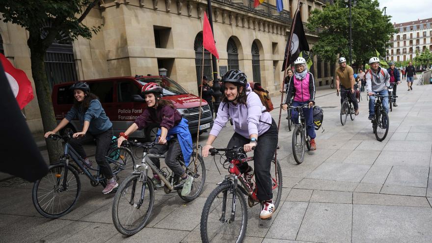 Marcha en bicicleta contra el Tren de Alta Velocidad, convocada por AHT Gelditu