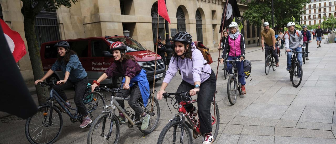 Marcha en bicicleta contra el Tren de Alta Velocidad, convocada por AHT Gelditu