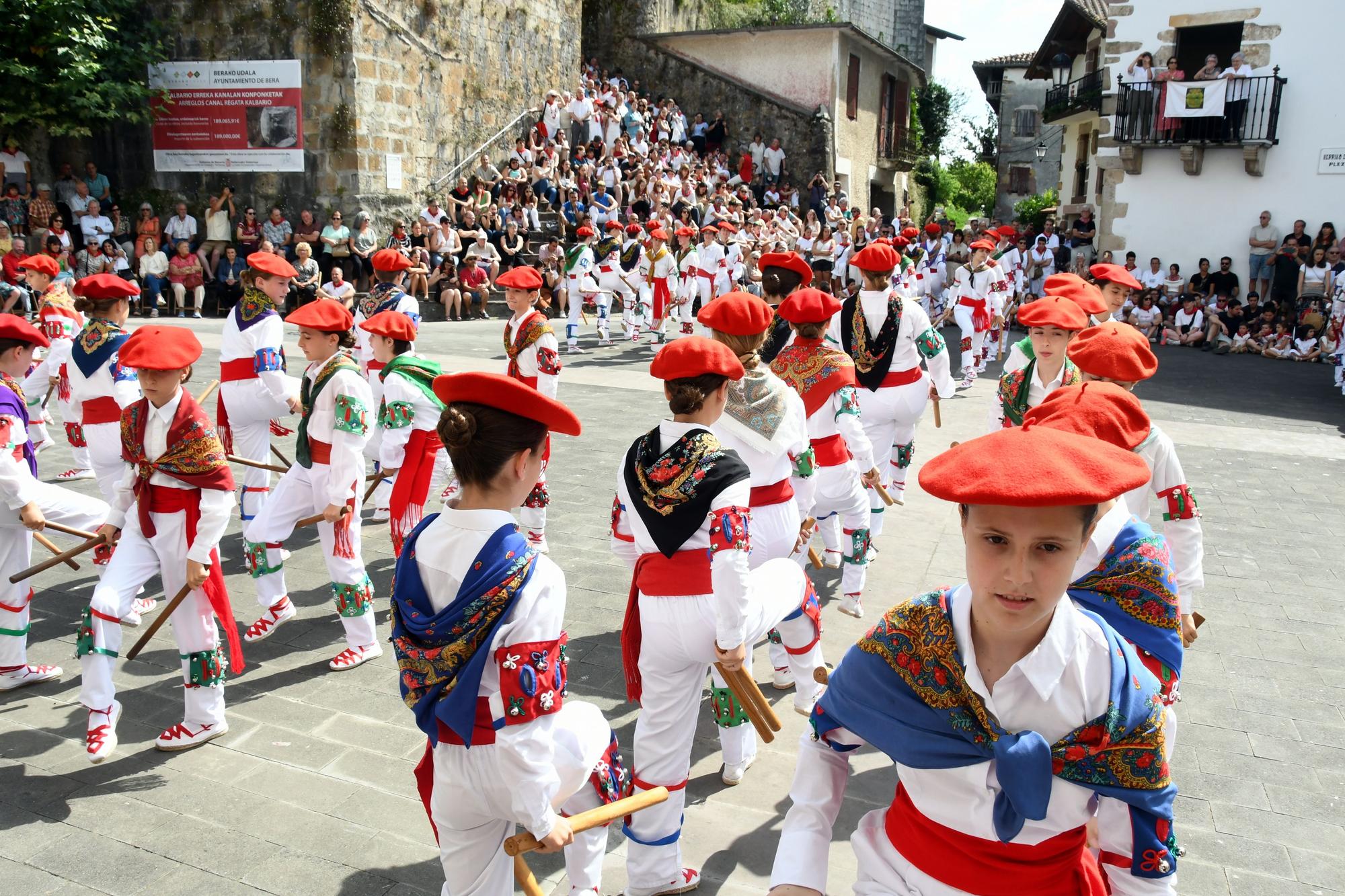 Bera celebra su día grande a ritmo de dantzas
