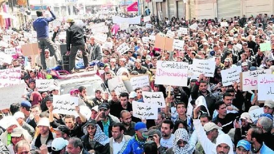 Miles de marroquíes participan en una manifestación para pedir reformas y cambios políticos en el país, en Casablanca, Marruecos.