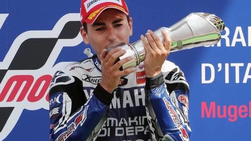 Lorenzo y Viñales suman la quinta de la temporada, Iannone gana en casa