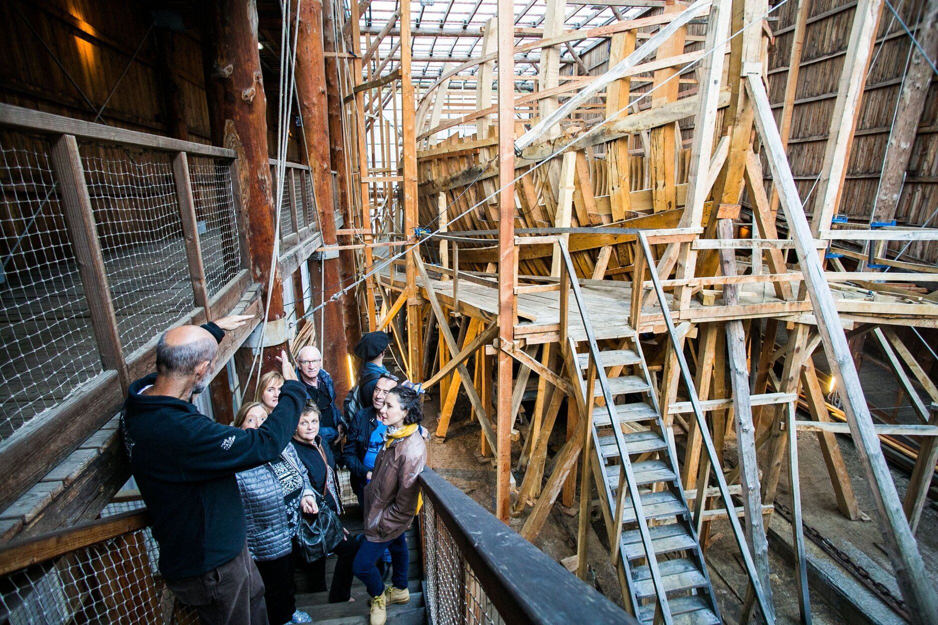 2016-10-19. Visita a la Factoría Albaola en Pasaia, donde se construye la réplica de la Nao San Juan, ballenero vasco hundido en Canadá en 1565.