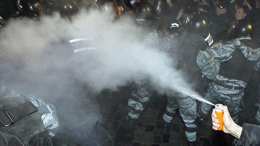 Policía y manifestantes ucranianos se acusan mutuamente de utilizar gases lacrimógenos