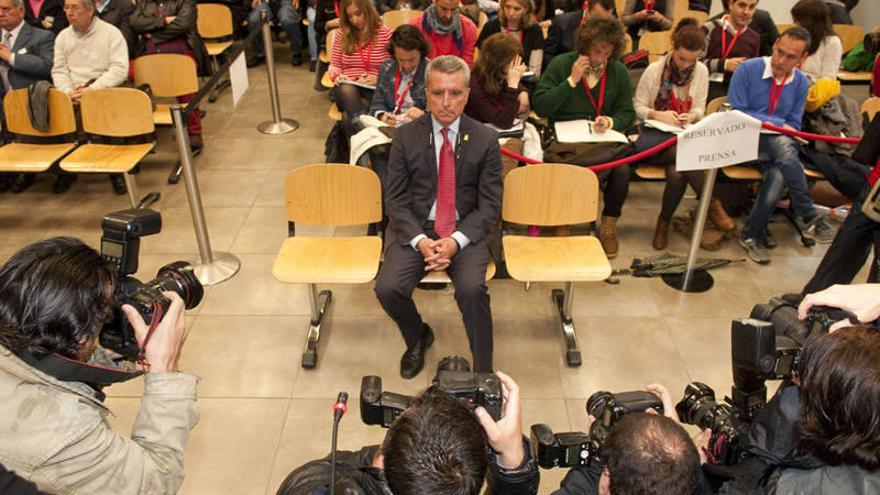 José Ortega Cano espera el inicio de su juicio en el banquillo de la Sala de la Audiencia de Sevilla ayer por la mañana.