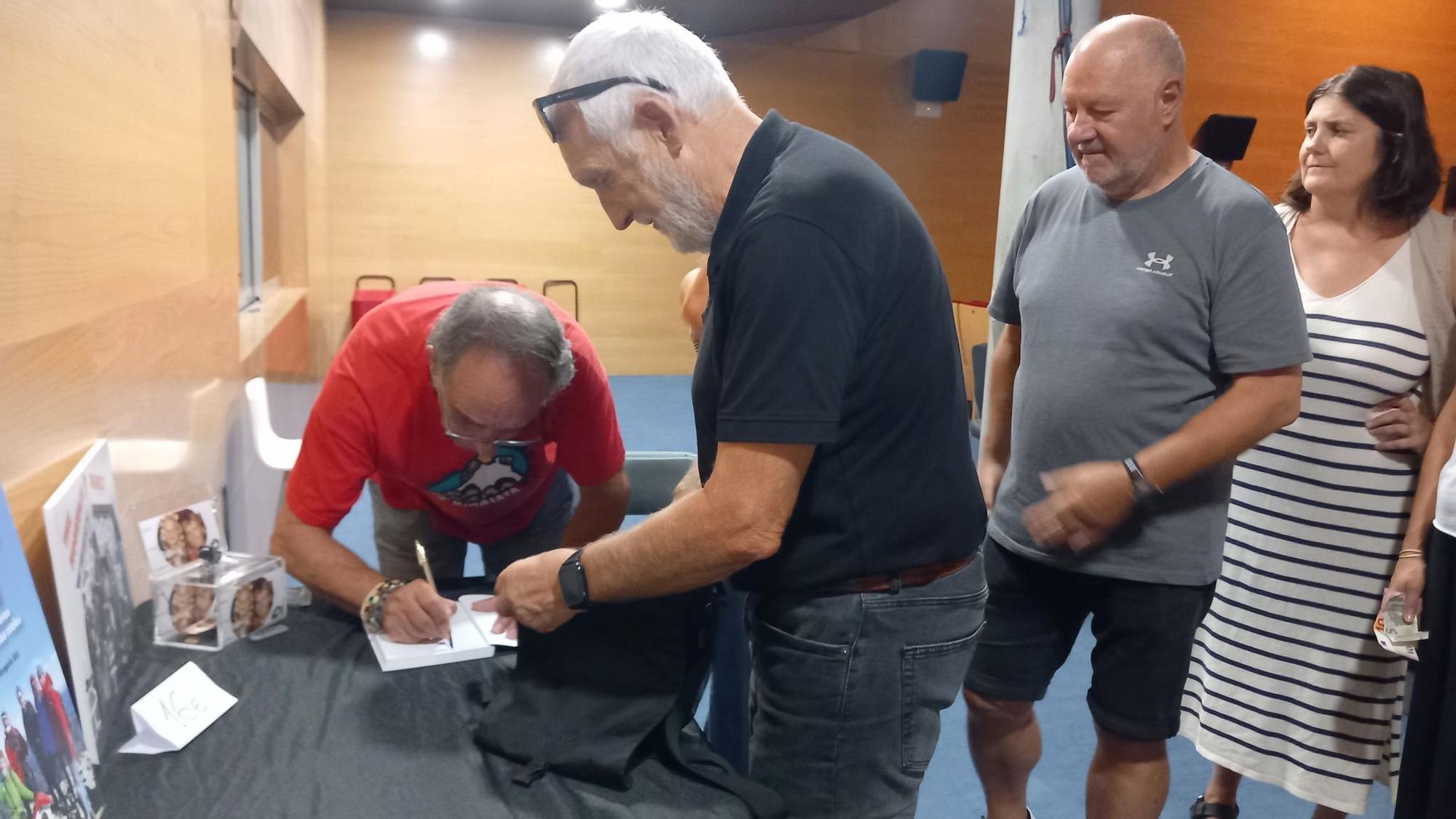 El presidente y vicepresidente de BMF esperan la firma del libro de Txusma Pérez sobre Antxon Burcio el 19 de septiembre en Igorre.
