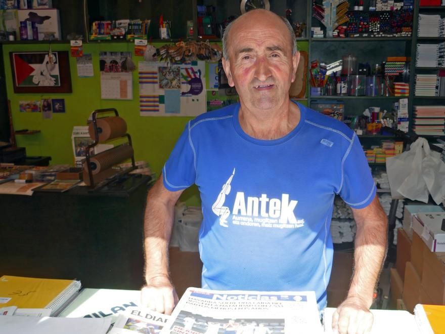 Joxerra Intxausti en el mostrador de prensa que habilitó en un escaparate durante la pandemia.