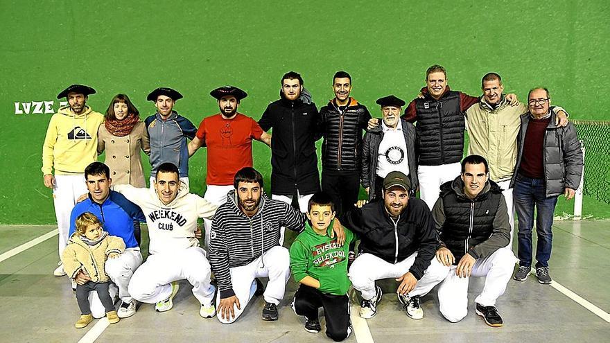 Foto de familia de los participantes en el XXVI Campeonato Navarro de Paxaka, jueces, autoridades y representantes de Laxoa Elkartea.