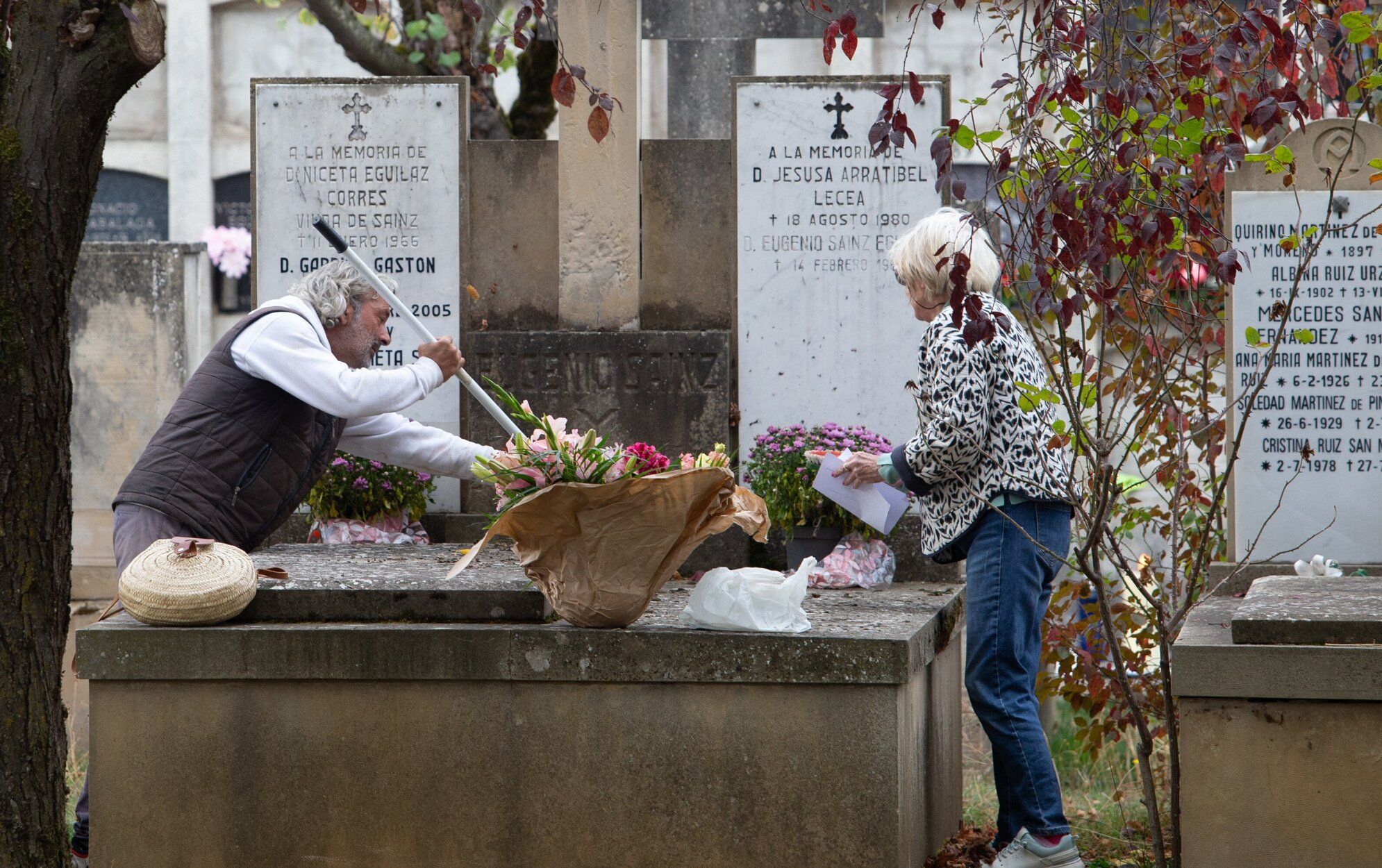 La limpieza de las tumbas por Todos los Santos, una tradición.