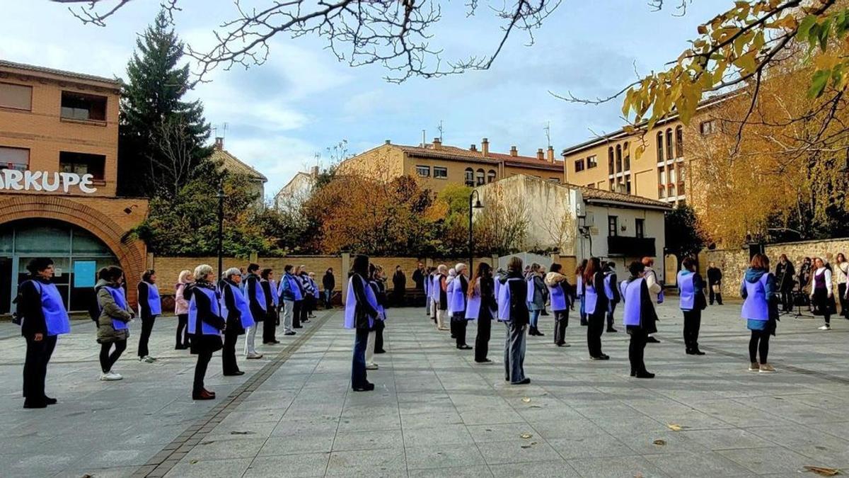 Acto en la plaza Baja Navarra de Aoiz dedicado el domingo a todas las mujeres asesinadas, hijos e hijas, y a las mujeres supervivientes en 2025.