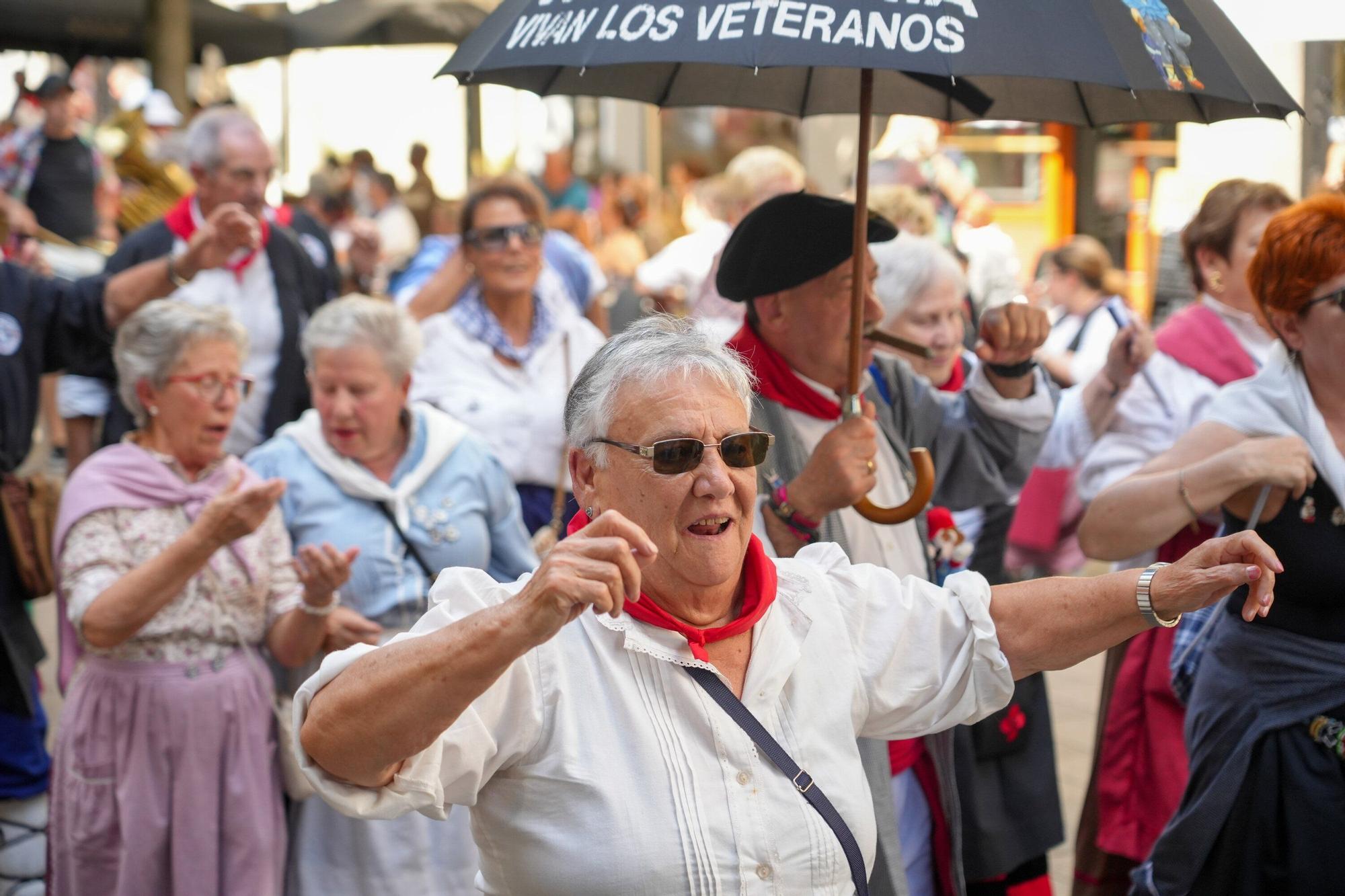 En imágenes: Blusas y neskas veteranos celebran su día grande en La Blanca