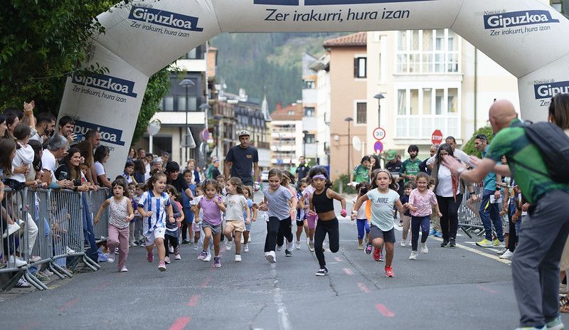 Castellers, gigantes y carrera popular en las Agorreko Santikutzak de Legazpi