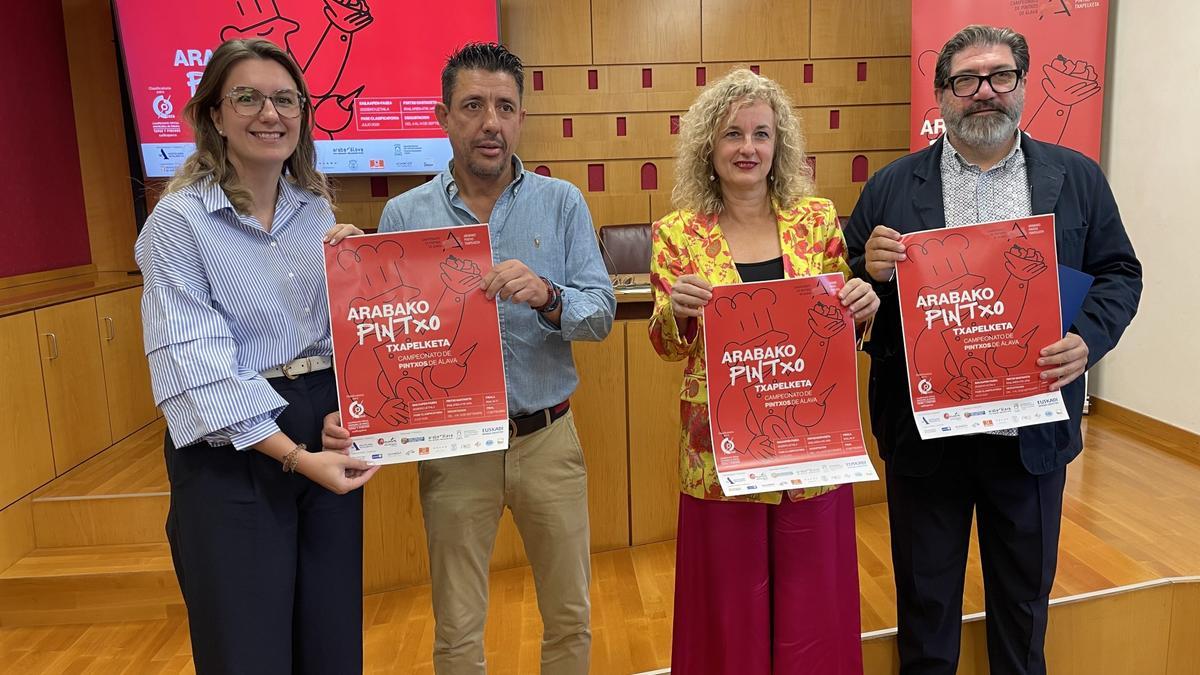 La concejala de Promoción Económica, Empleo, Comercio y Turismo, María Nanclares, el director de la Semana del Pintxo de Álava, Rubén González, la diputada foral de Empleo, Comercio y Turismo, Cristina González, y Juan Carlos Antolín,  presidente de SEA Hostelería