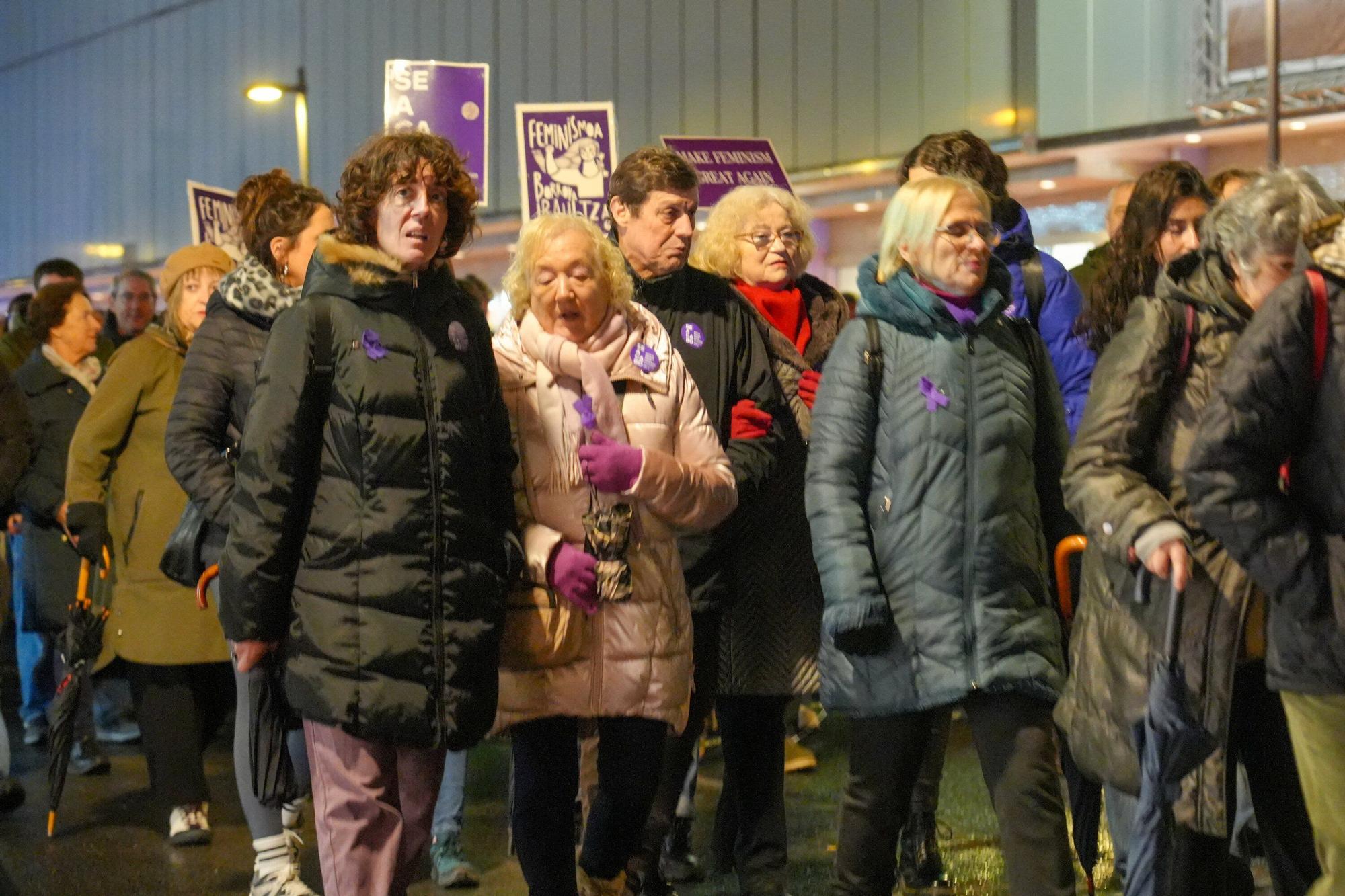 En imágenes: El Movimiento Feminista de Euskal Herria marcha por Vitoria el 25N