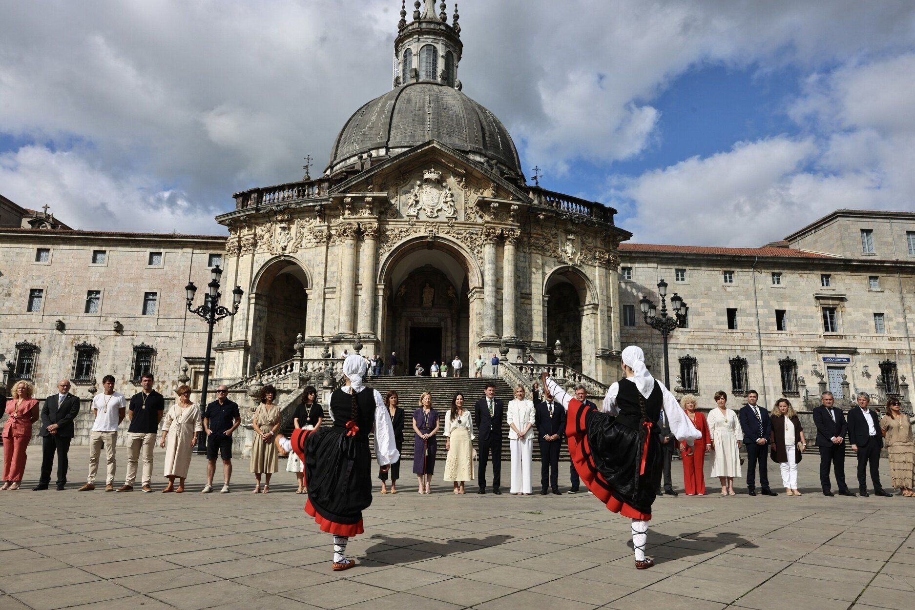 Procesión de autoridades en Azpeitia con motivo de San Inazio Bigarrena