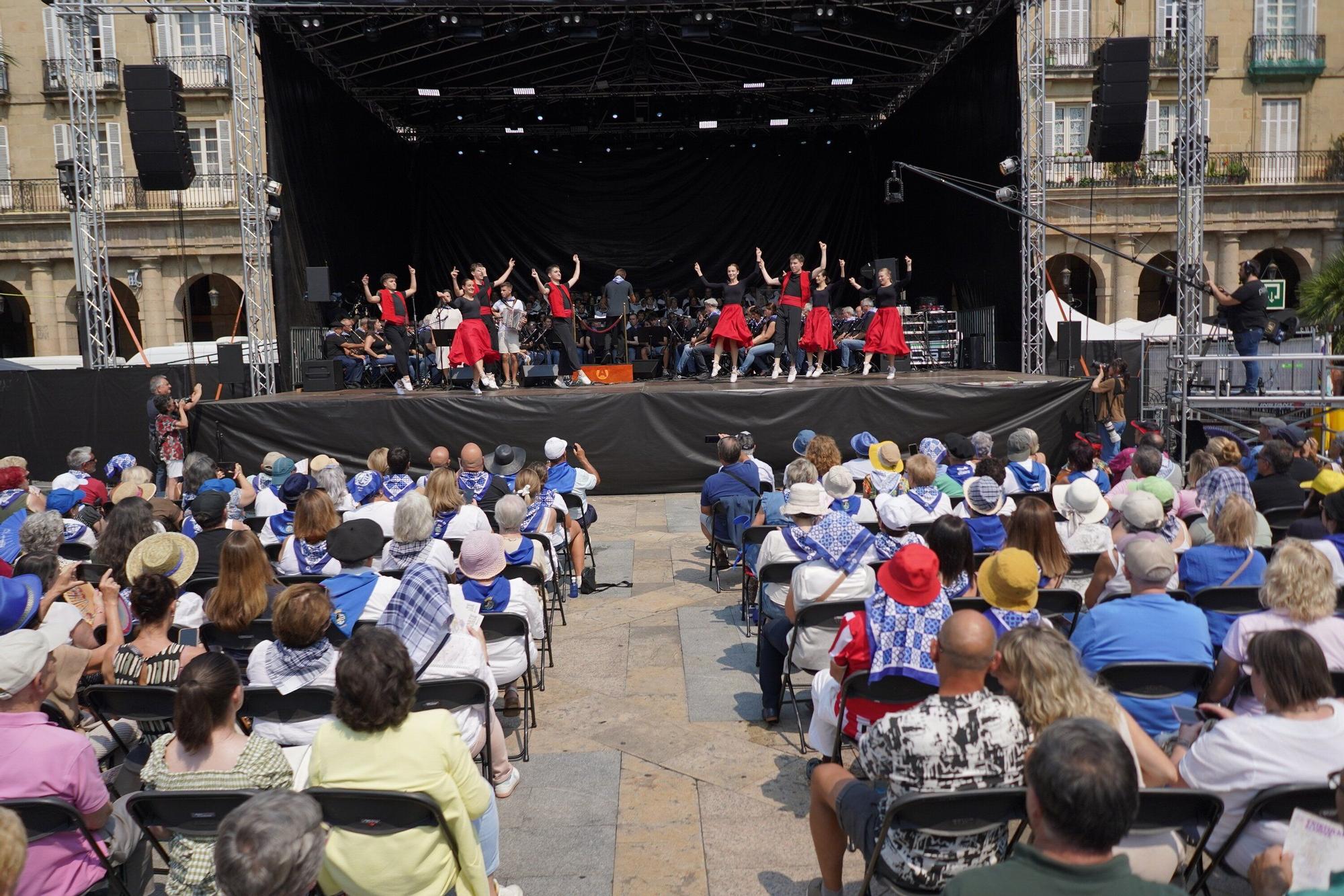 En imágenes: alarde de Txistularis en la Plaza Nueva de Bilbao por Aste Nagusia