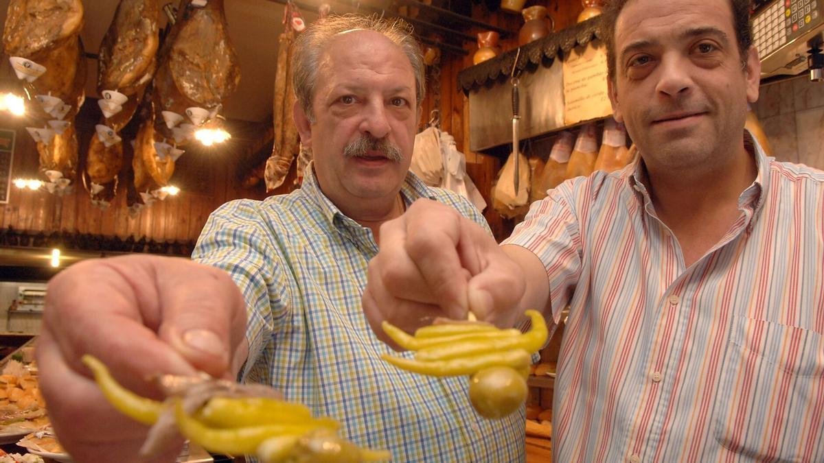 Blas Vallés y Antxón Vallés, propietarios del Bar Vallés posan en el 65º aniversario del establecimiento, en el 2007, con un pintxo de gilda