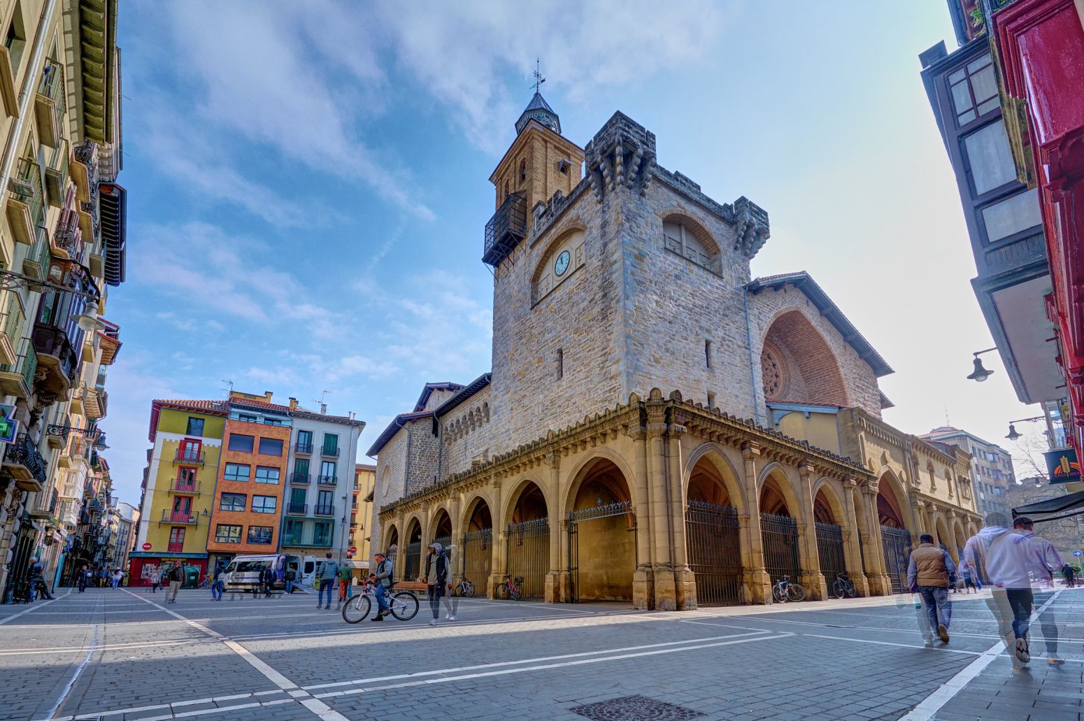 Un ático tríplex con alma en plena calle San Nicolás: vivir el Casco Viejo desde dentro