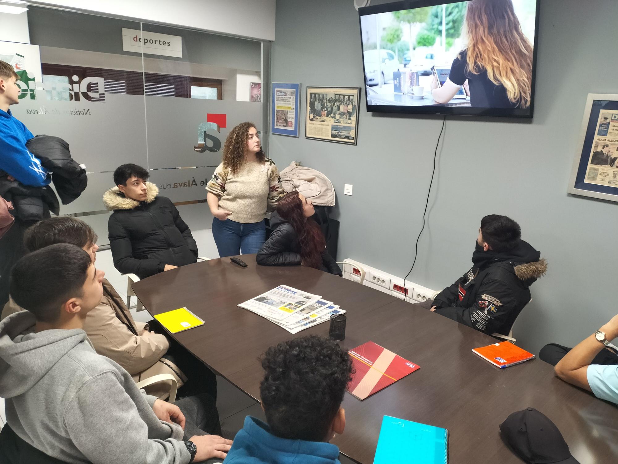 En imágenes: Los alumnos de 2° de mecánica de EPA El Carmen visitan Diario de Noticias de Álava