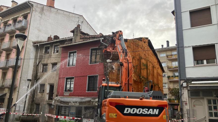 Derriban dos de los edificios más antiguos de Kale Nagusia de Legazpi