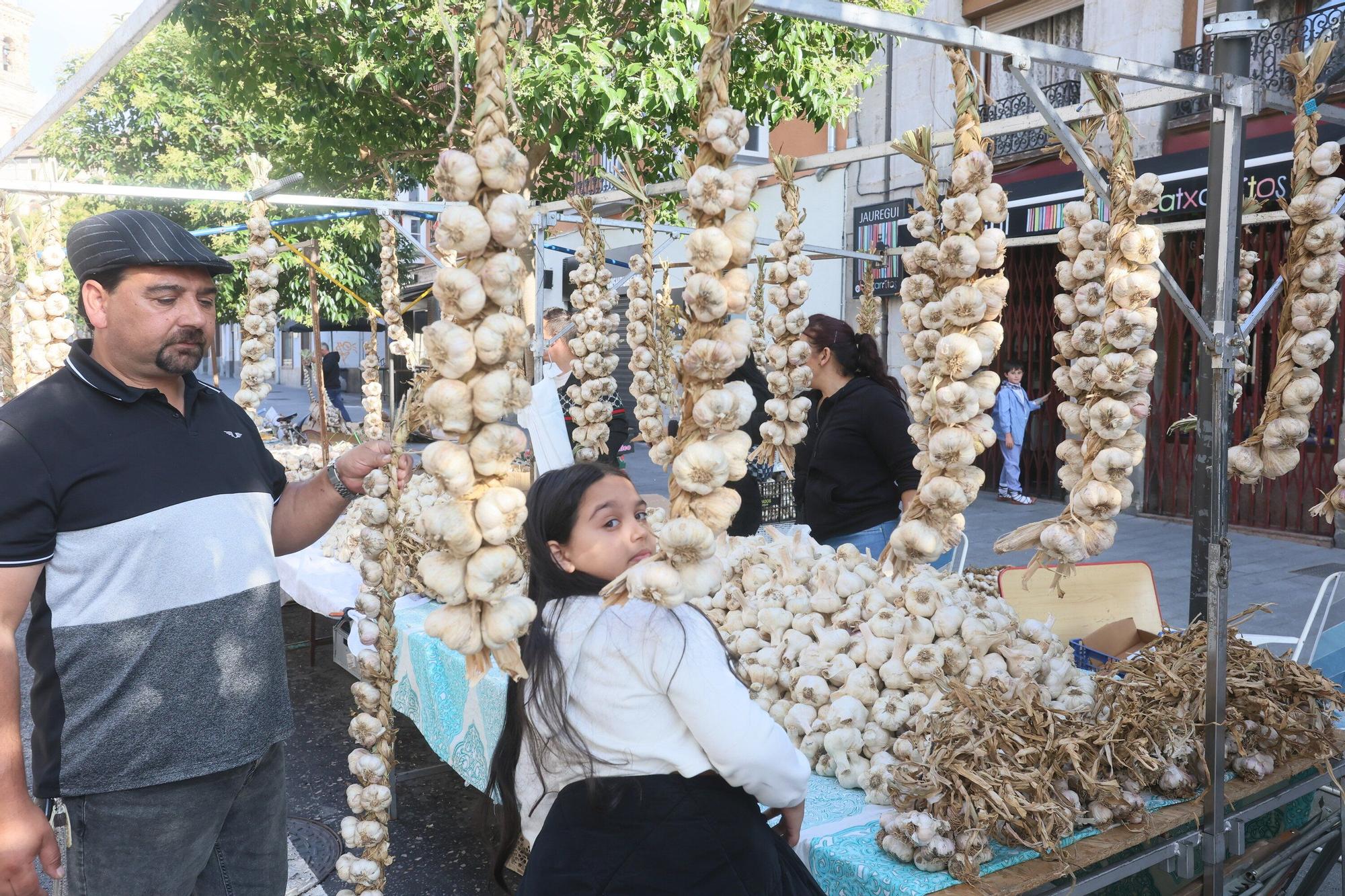 En imágenes: La feria de ajos atrae a los vitorianos un año más