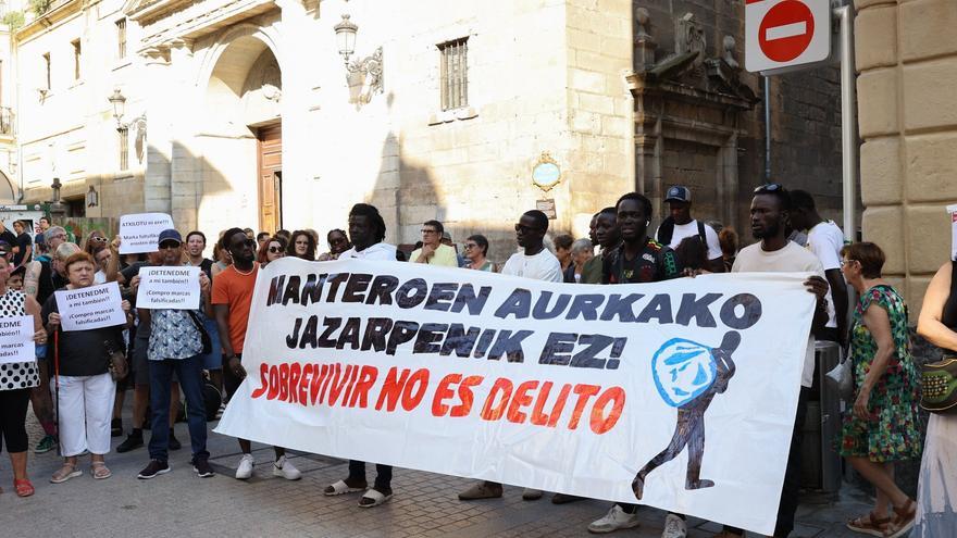 En imágenes: concentración de los manteros de Bilbao