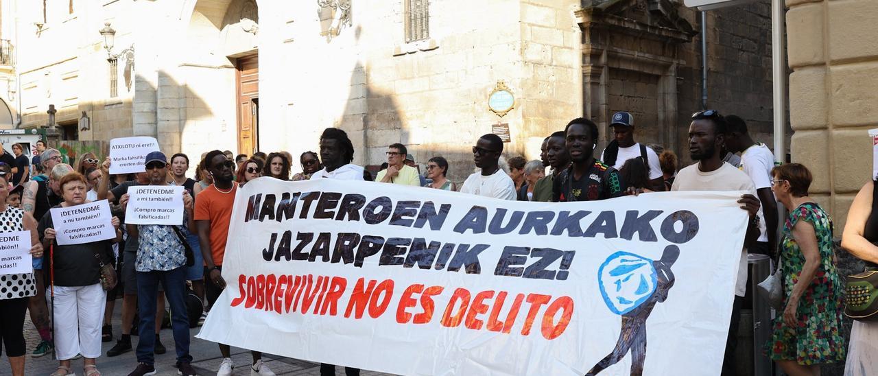 En imágenes: concentración de los manteros de Bilbao
