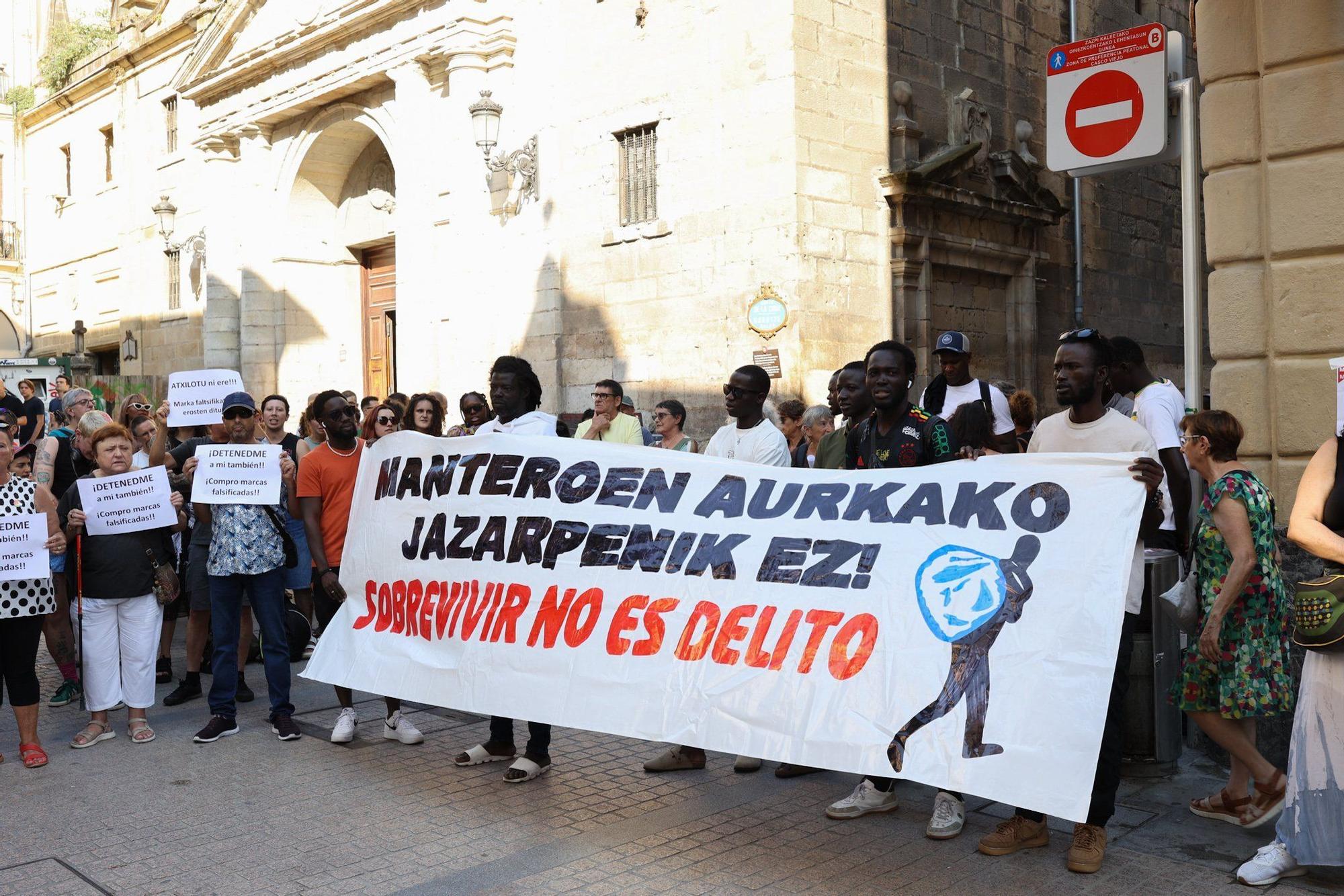 En imágenes: concentración de los manteros de Bilbao