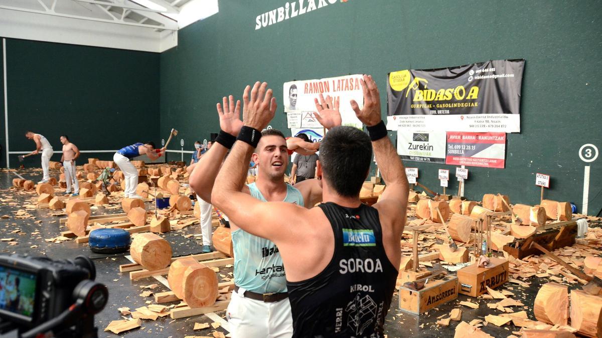 Vicente celebra junto a Soroa el triunfo en el memorial del año pasado.