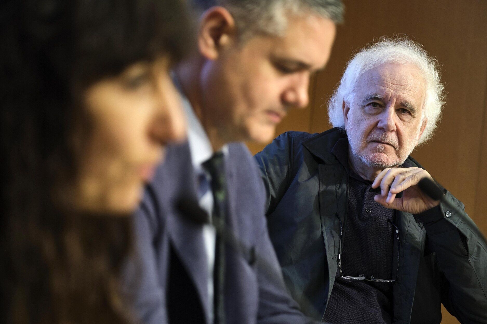 Ramón Andrés, en compañía de Ignacio Apezteguia, Director General de Cultura-Institución Príncipe de Viana del Gobierno de Navarra, y Oihana Herrera, diseñadora de la Memoria Literaria de los Encuentros de Pamplona.