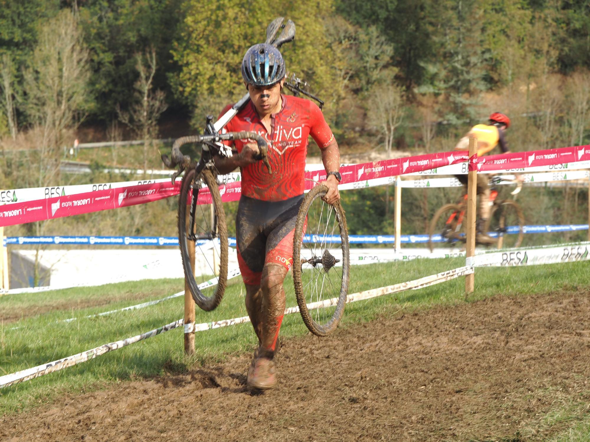 El barro se sumó al espectáculo de ciclocross en Elgoibar