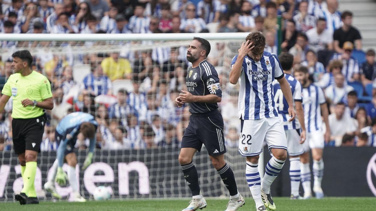 Varios jugadores de la Real lamentan el 0-2 del Real Madrid en Anoeta, este sábado.